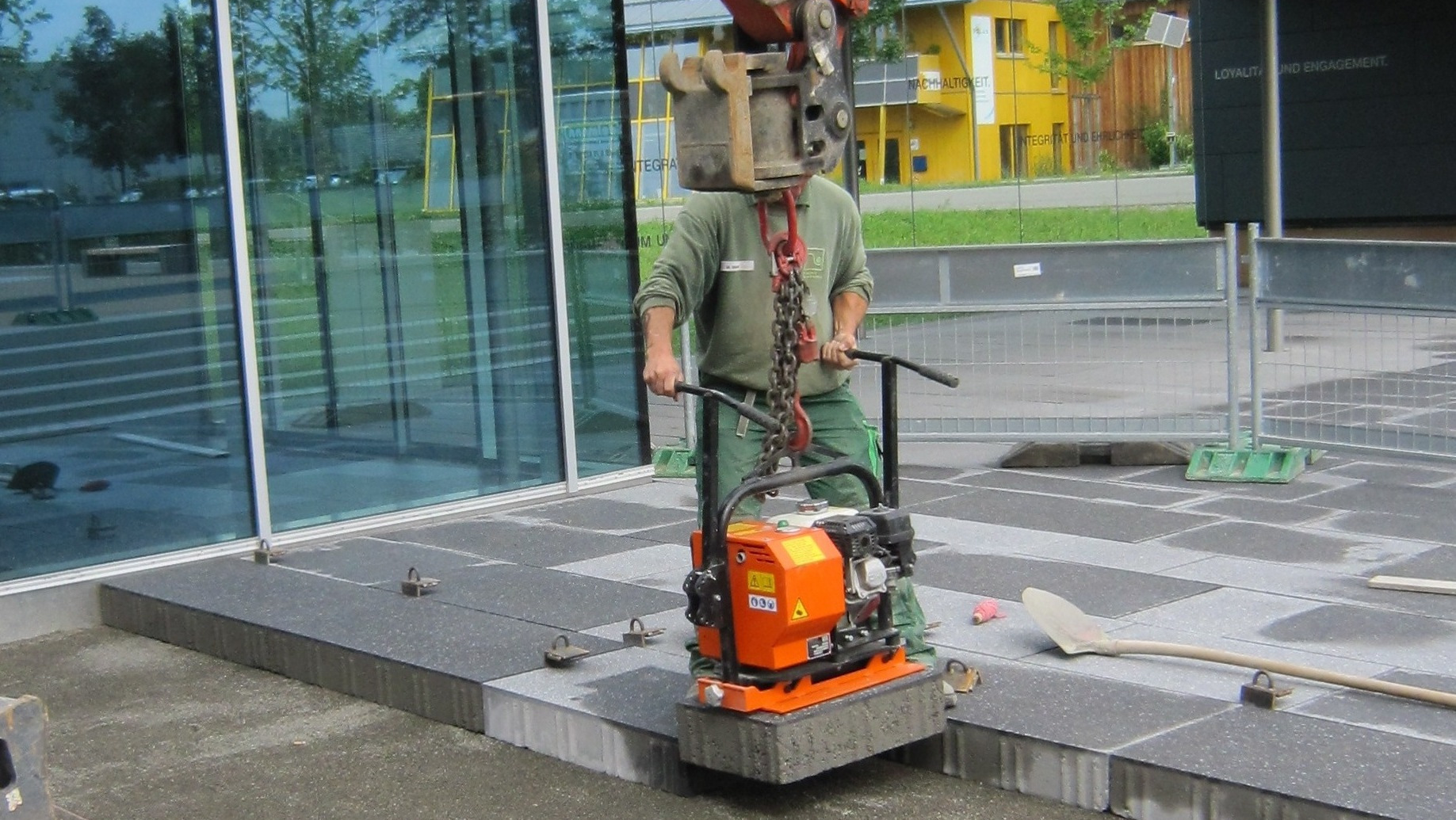 Optimas_Vacu_Magnet_1 Optimas Vacu-Magnet 500 / 1500 P/H Natural stone, concrete and marble pavers, step tread, kerbstones etc. and up to 500 kg or 1500 kg can be raised and moved with no difficulty.