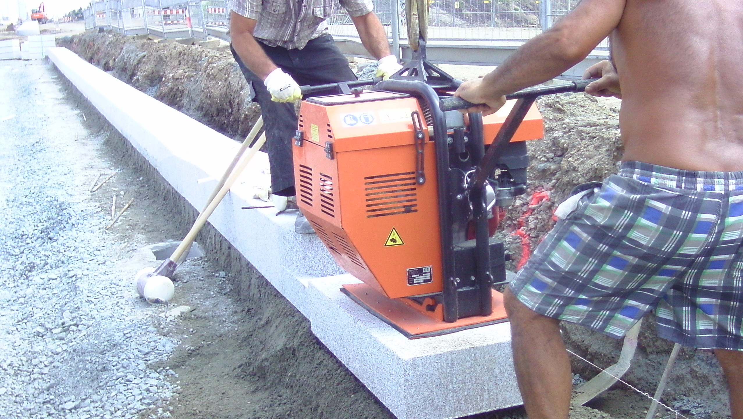 Optimas_Vacu_Magnet_2 Optimas Vacu-Magnet 1500 P/H: placing heavy weight concrete and natural stone elements by Optimas vacuum technology.