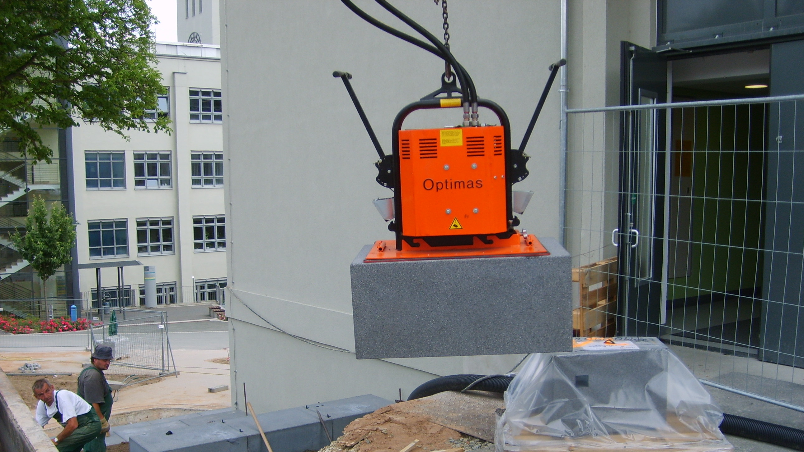 Optimas_Vacu_Magnet_7 Optimas Vacu-Magnet 500 / 1500 P/H: placing heavy weight concrete and natural stone elements by Optimas vacuum technology.