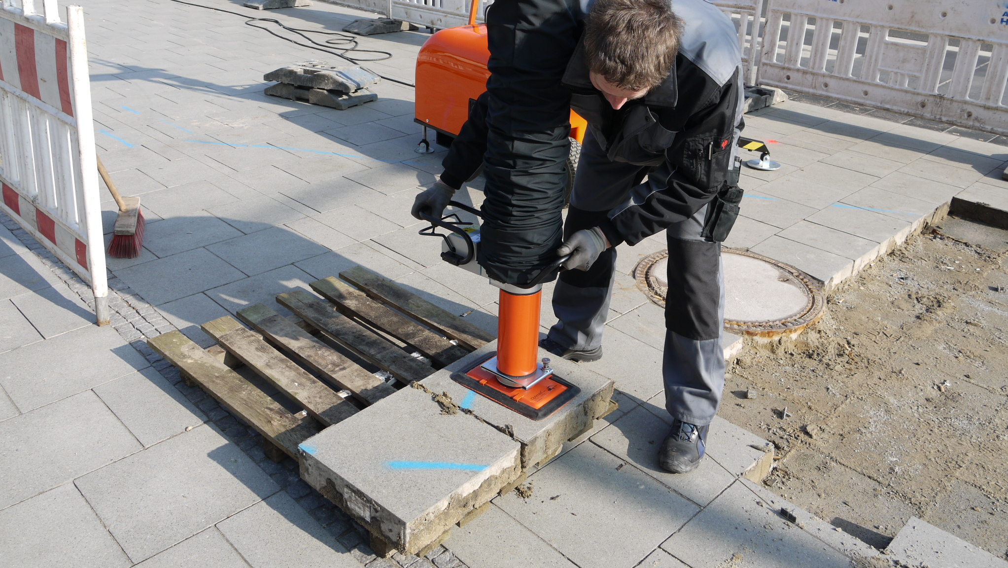 Optimas_Vacu_Mobil_E_1 Optimas Vacu-Mobil E: placing paving slabs