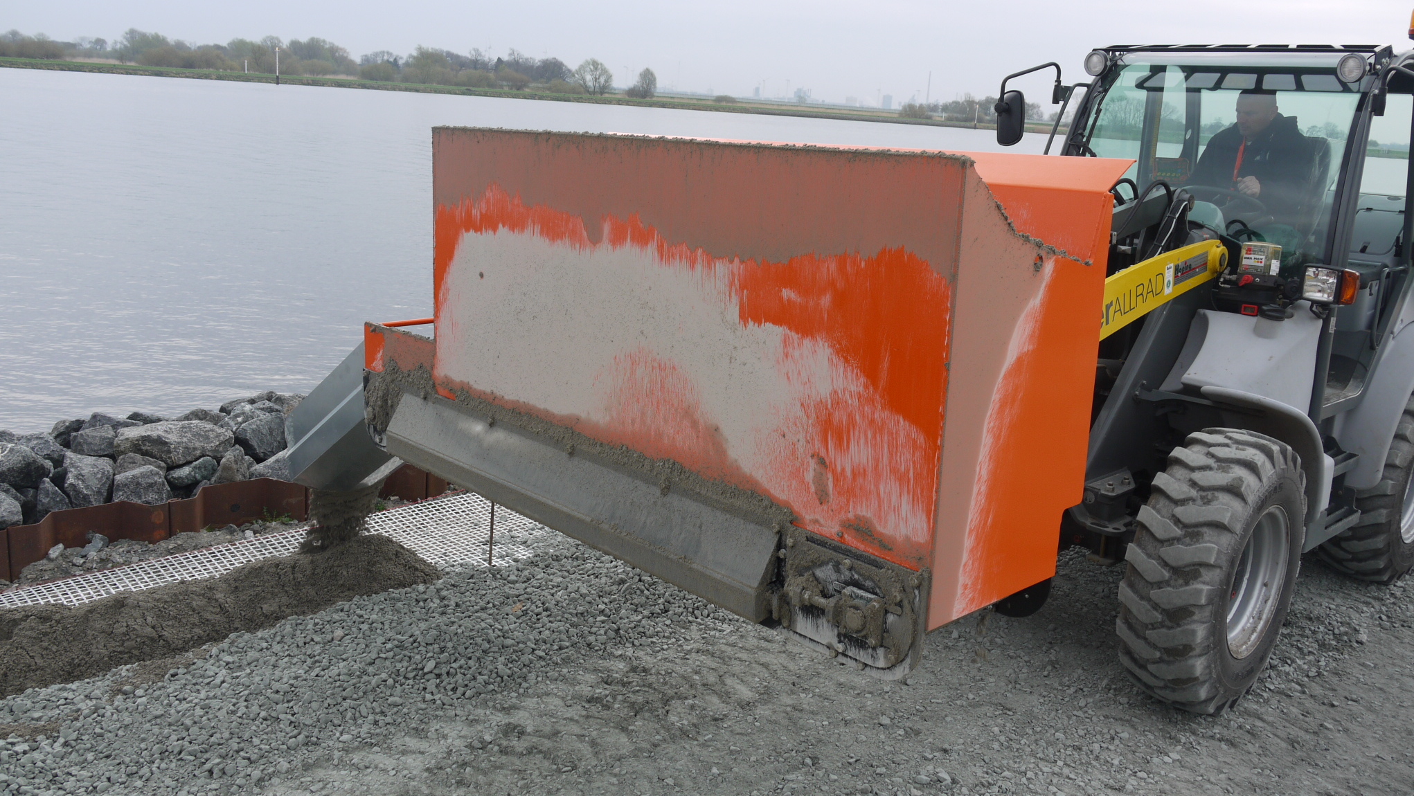 Optimas_Material_Verteil-Schaufel_Side_shoot_bucket_Finliner_3