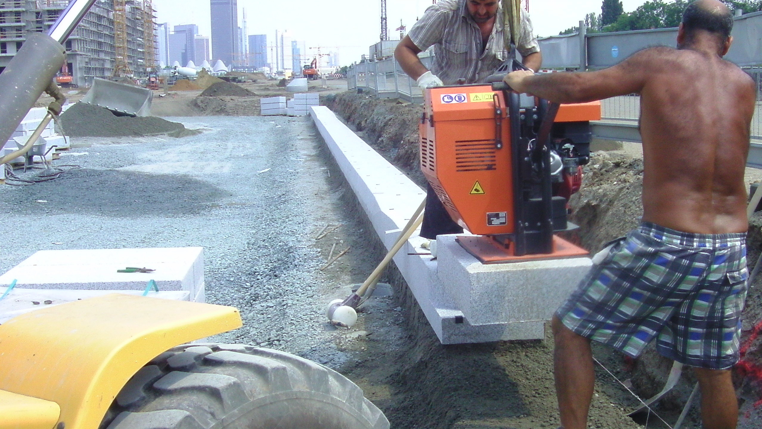 Optimas_Vacu_Magnet_3 Optimas Vacu-Magnet 1500 P/H: placing heavy weight concrete and natural stone elements by Optimas vacuum technology.