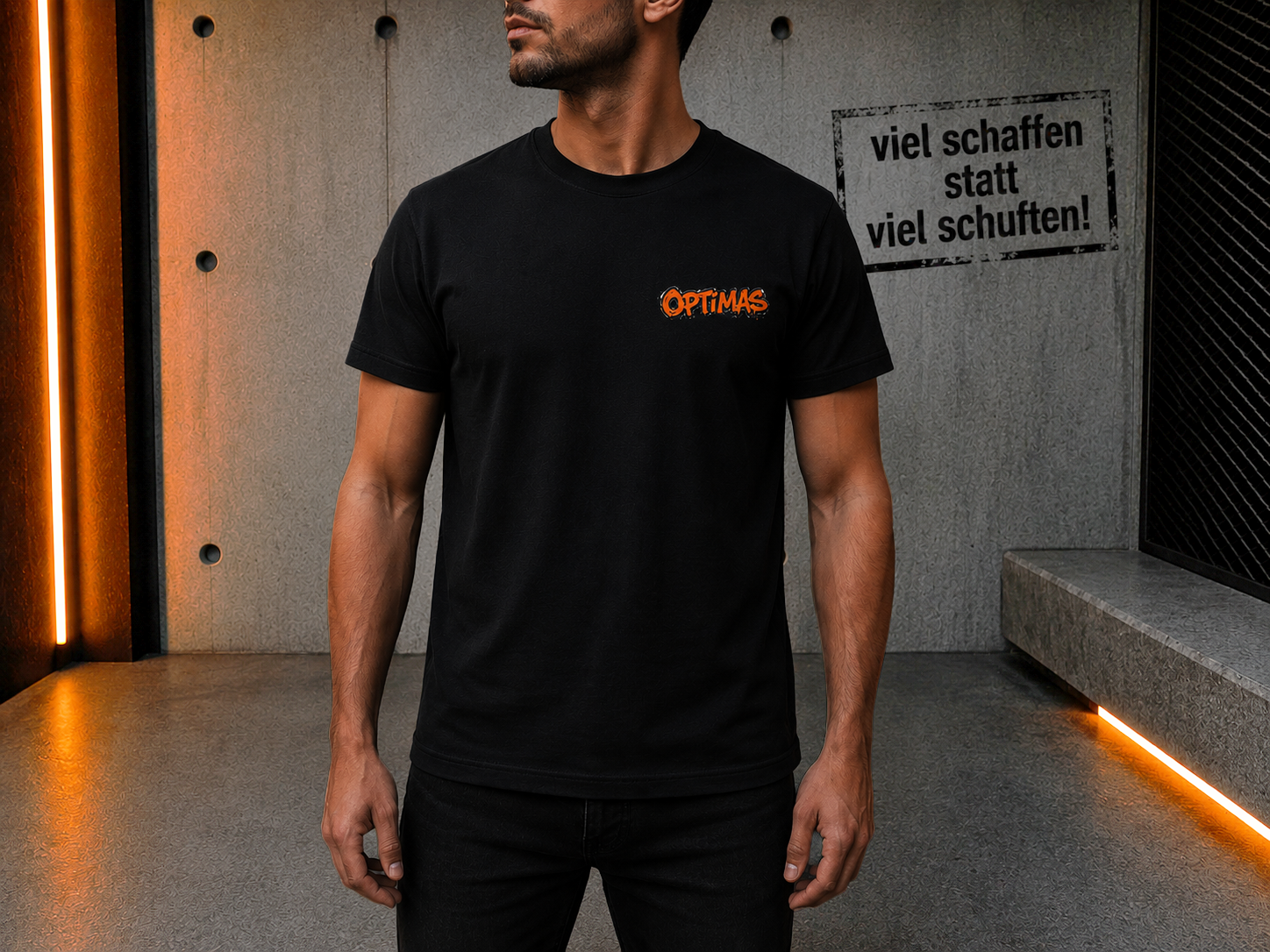Ein Mann, der ein schwarzes T-Shirt mit dem Aufdruck „Optimas“ trägt und in einer städtischen Umgebung steht – Optimas.
