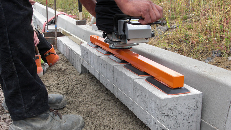 Optimas_Vacu_Lift_3 Pose de caniveaux avec Optimas Vacu-Lift.