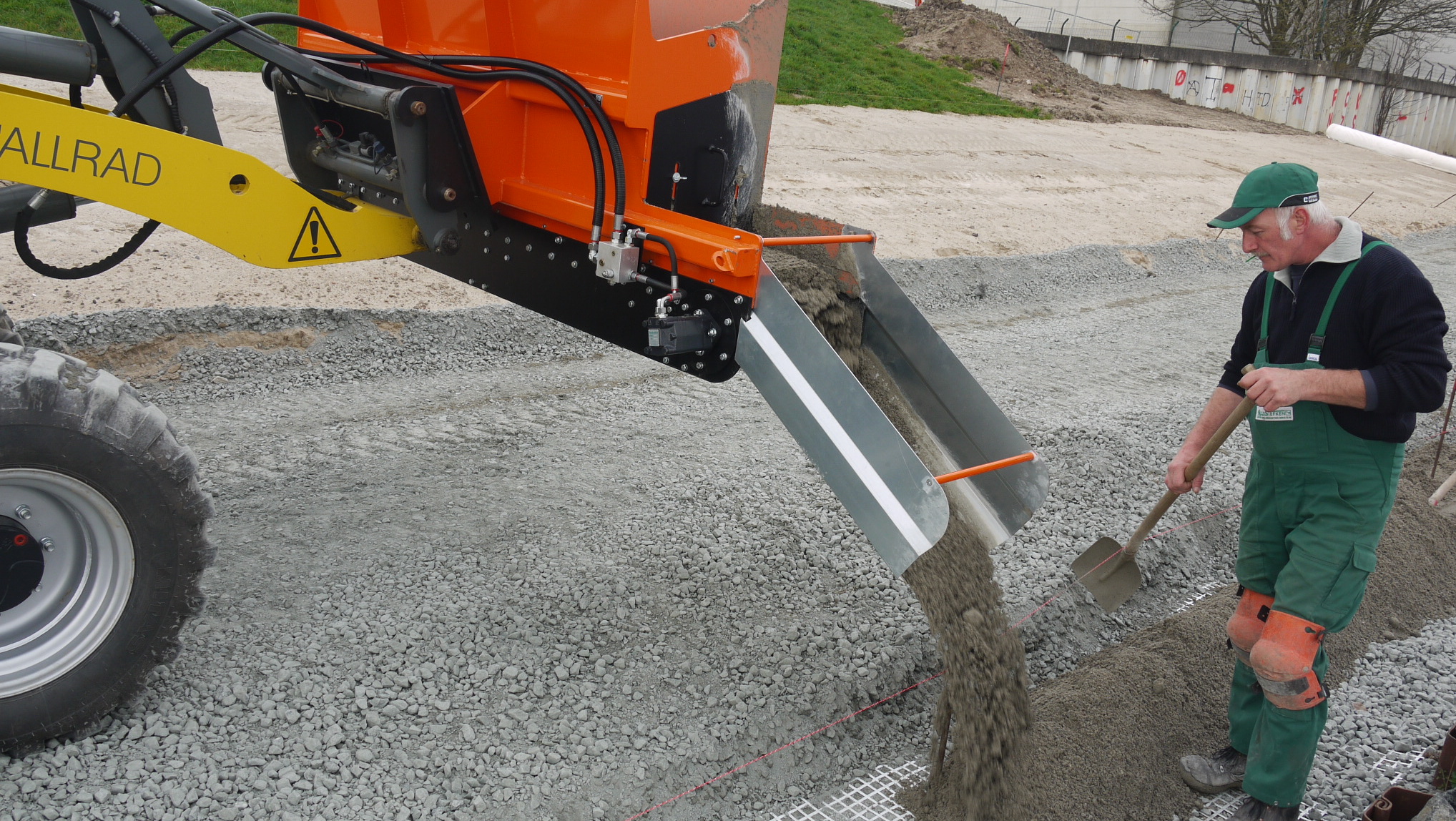 Optimas_Material_Verteil-Schaufel_Side_shoot_bucket_Finliner_4