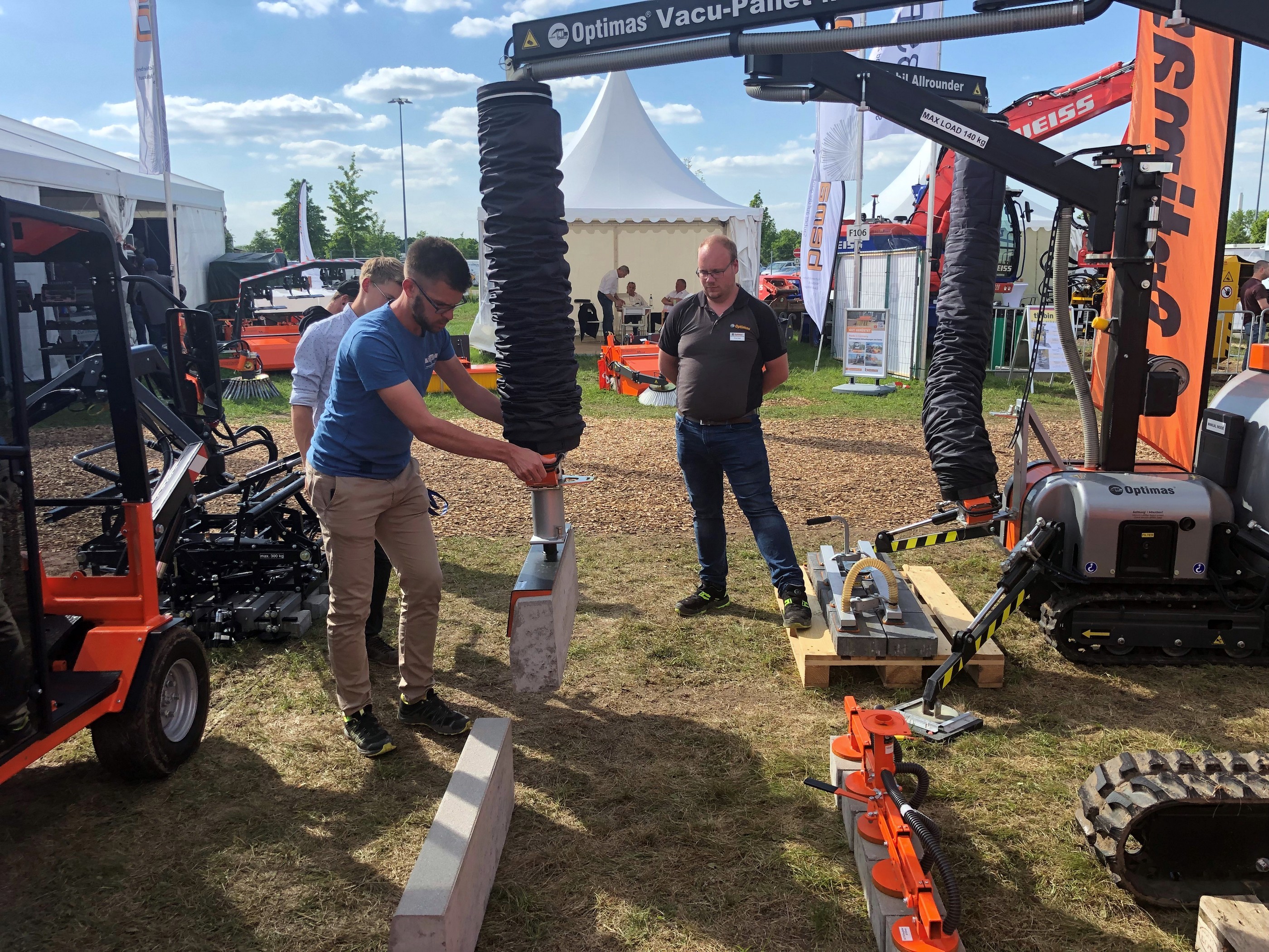 Eine Demonstration eines Optimas Vacu-Palettenlifts ist im Gange, der das sichere Heben von Pflastersteinen mit seiner fortschrittlichen Vakuumtechnologie demonstriert – Optimas.