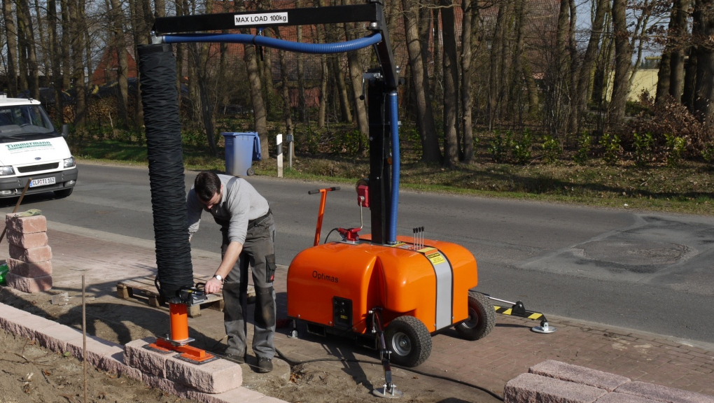 Optimas_Vacu_Mobil_E_4 Optimas Vacu-Mobil E: placing wall stones