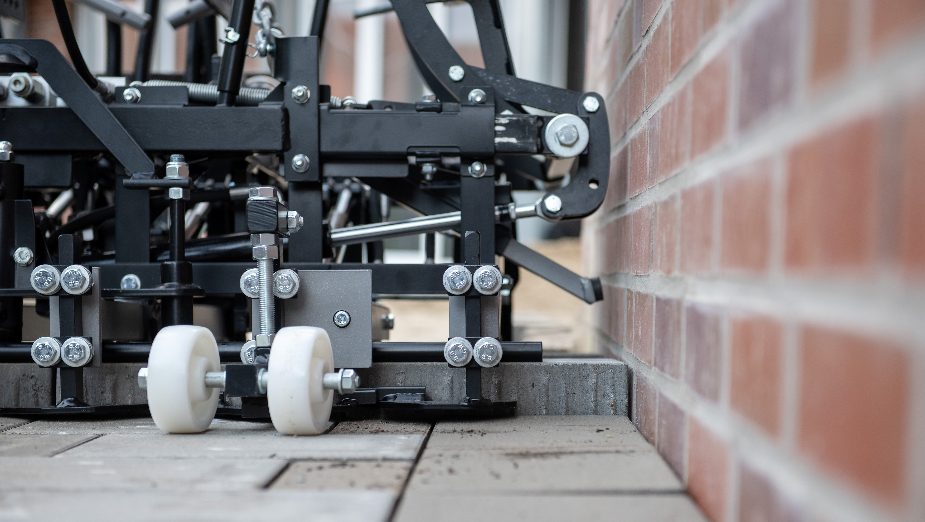 Optimas Pince de pose Multi6 M / ME (machine de pose) - Possibilité de poser les pavés directement en butée latérale.