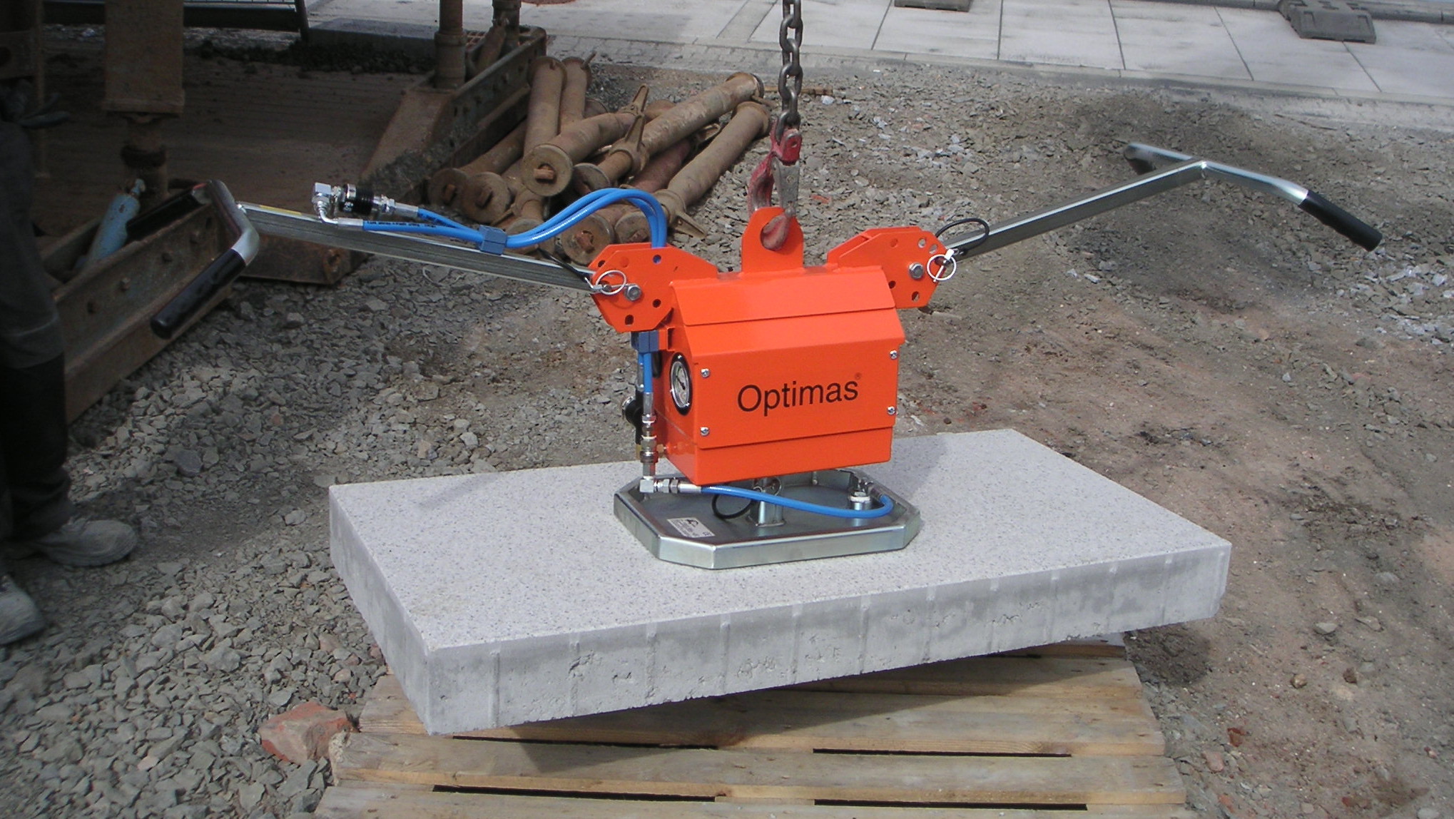 Optimas Vacuum Device SV 250 A with concrete slab suspended from carrier