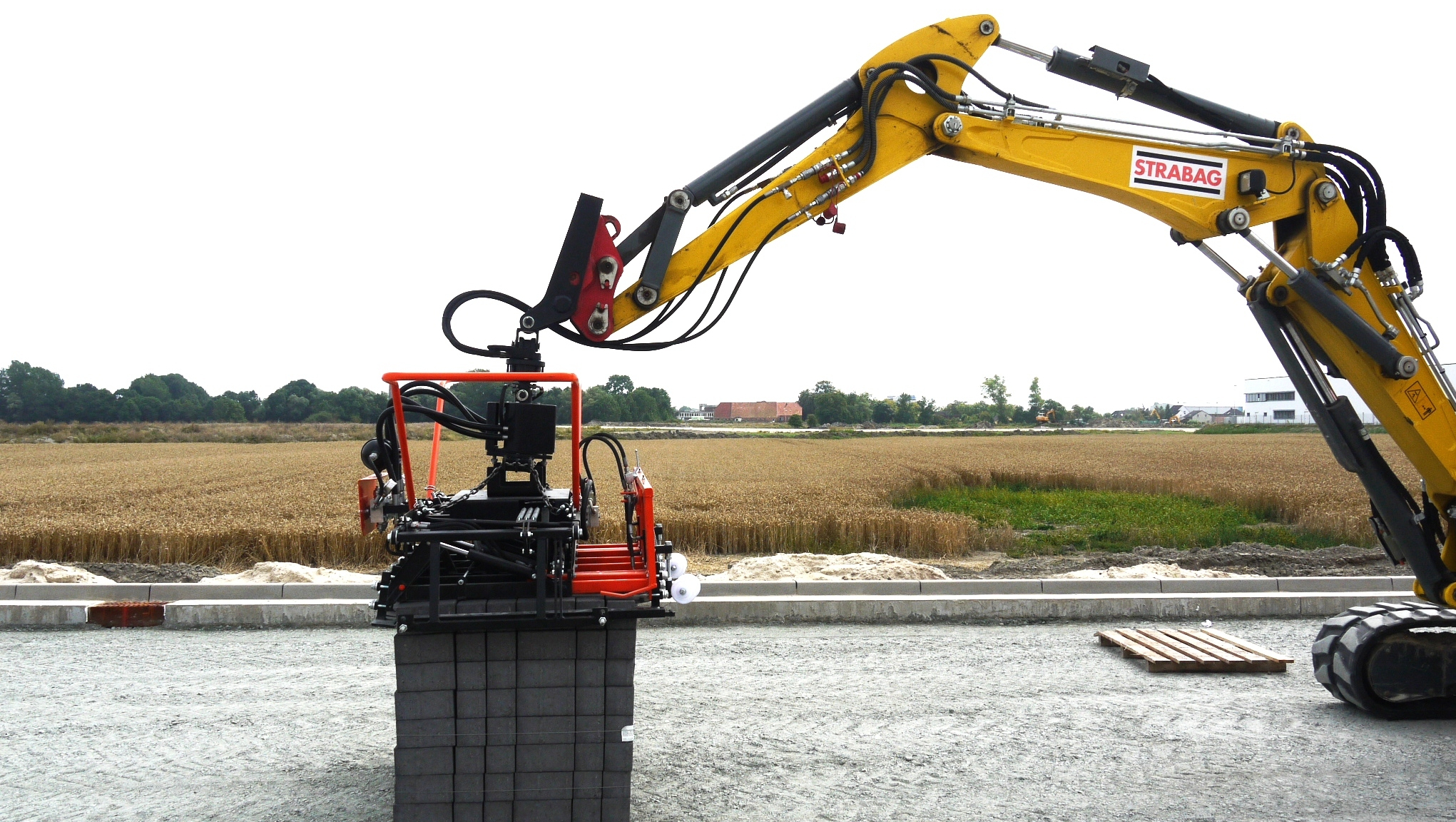 Paver-Clamp Multi6 M for various carrier - Picking up stones from the package
