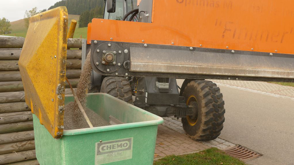 Optimas_Material_Verteilschaufel_Salzstreugut_Dispensing_road_salt_in_container
