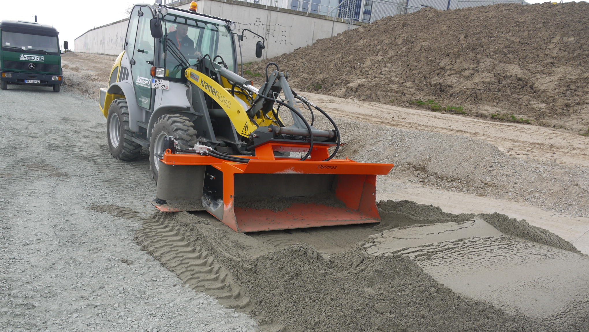 Optimas_Material_Verteil-Schaufel_Side_shoot_bucket_Finliner_1