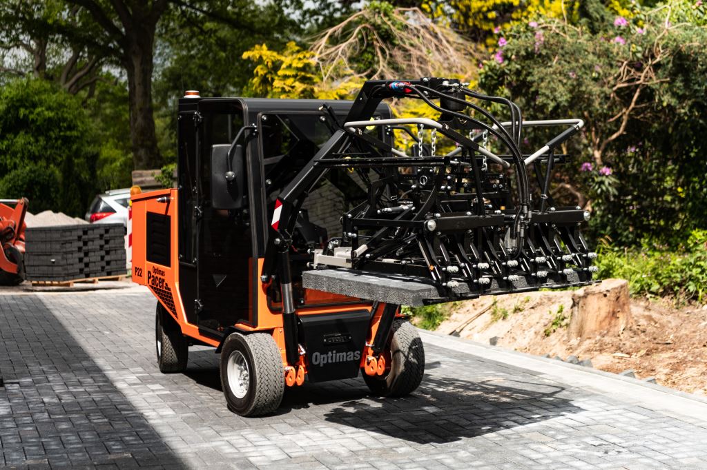 Optimas P22 Pacer-Pflastermaschine zum präzisen und effizienten Verlegen von Stein- oder Ziegelpflastersteinen auf Baustellen – Optimas.
