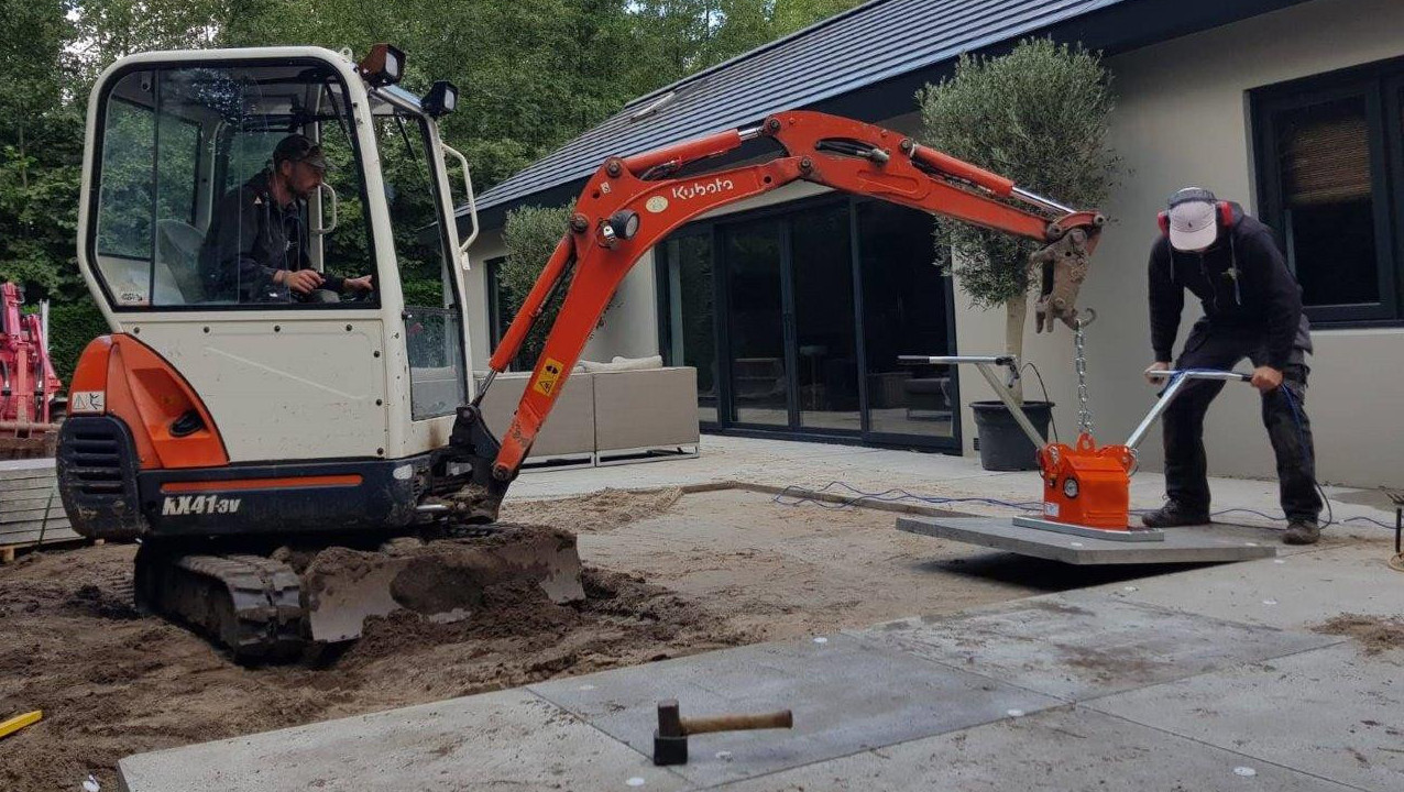 Optimas_Vacuum_Device_SV200E-5 Optimas Vacuum Device SV 200 E to mini excavator - placing large concrete slabs
