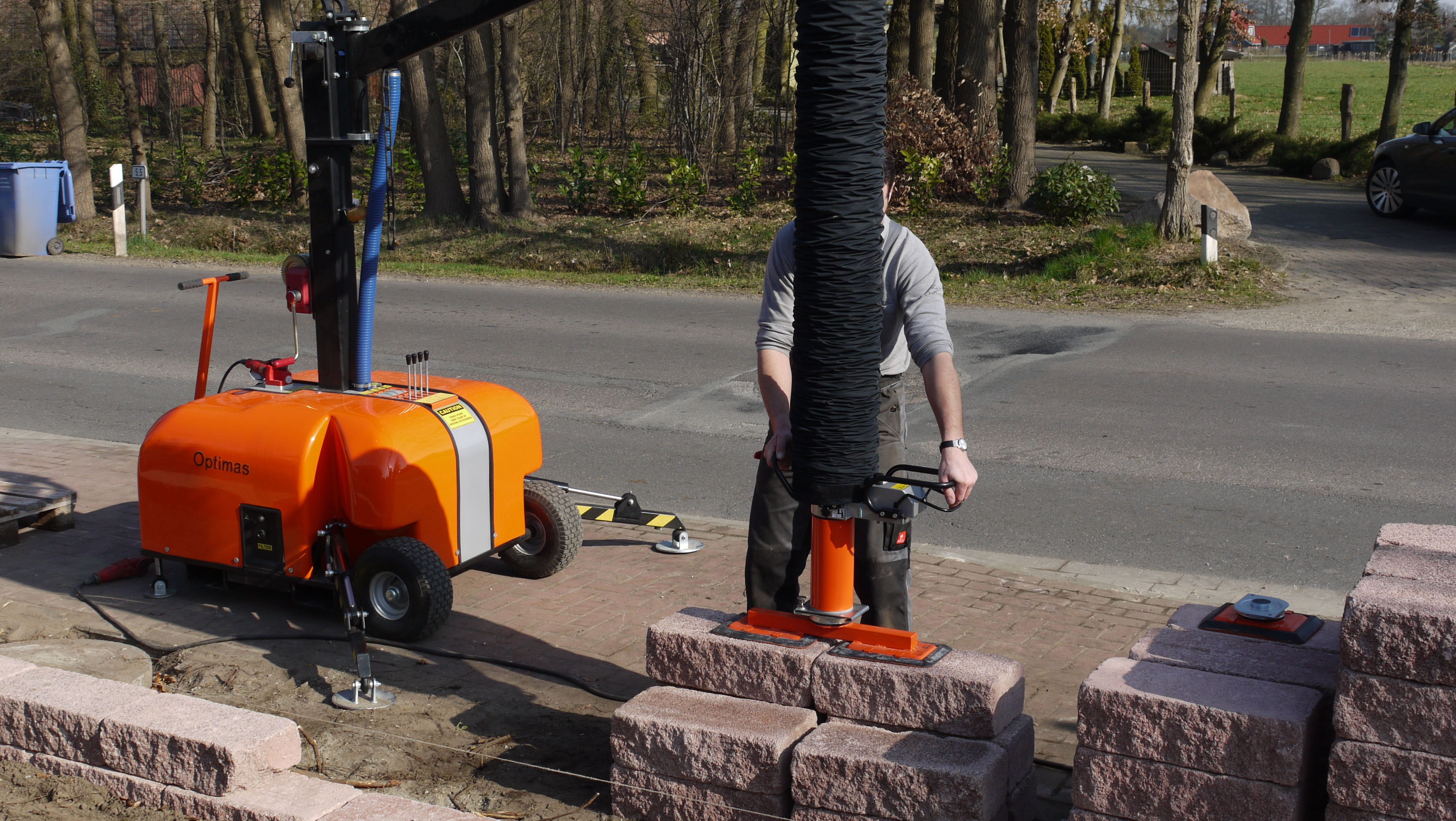 Optimas_Vacu_Mobil_E_3 Optimas Vacu-Mobil E: placing wall stones