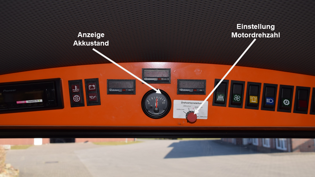 Optimas Machine de pose de pavés S19E PaveJet – Vue du panneau de commande à l'intérieur de la cabine