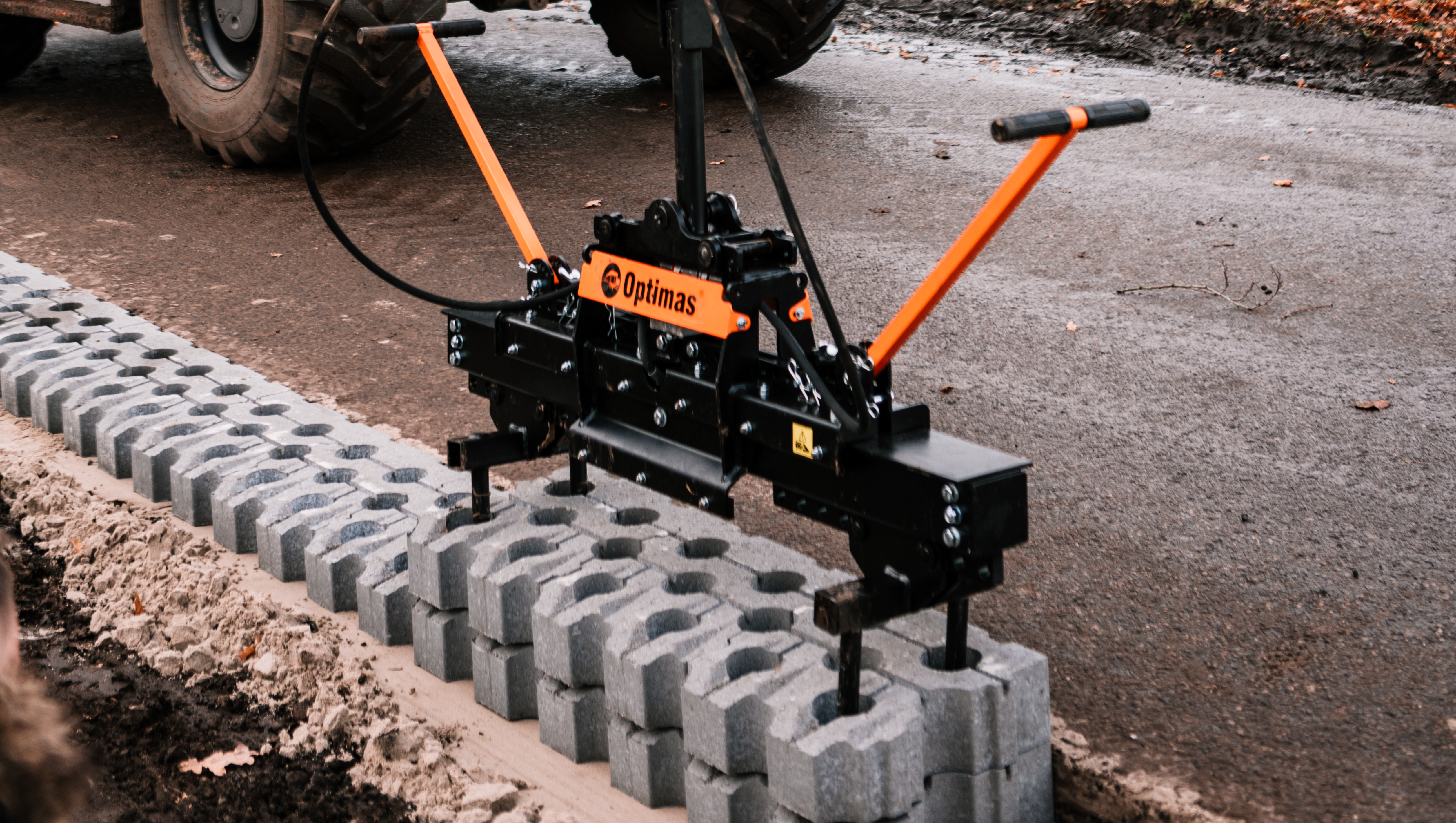 Optimas_Steingreifer_Stone-Clamp_Rasengittersteine_Lawn_grid-2 Optimas Steingreifer Multiflex - Verlegung 2 Lagen Rasengittersteine