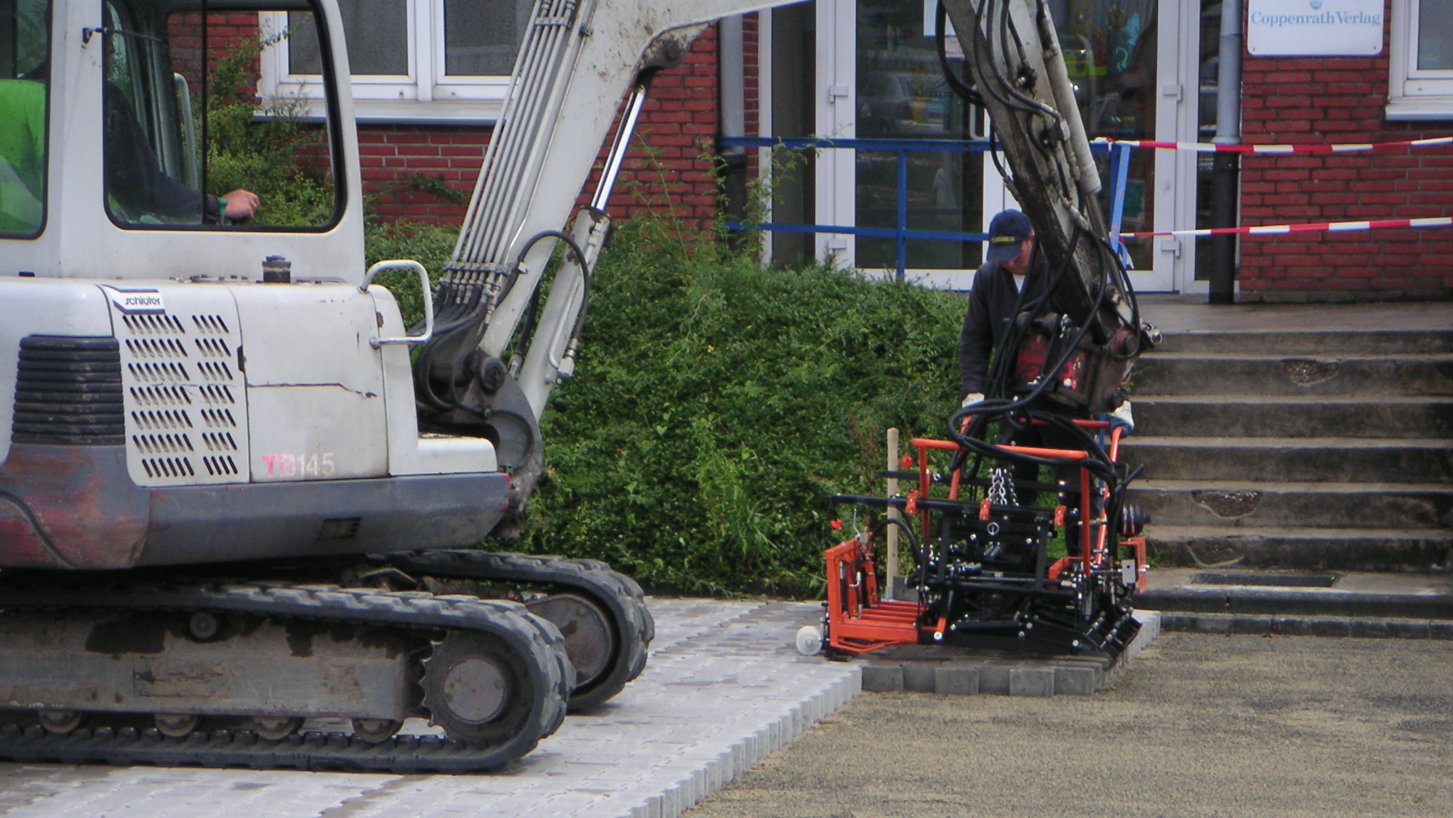 Optimas_Paver_Clamp_Multi6M_for_excavator-loader_3 Paver-Clamp Multi6 M for various carrier - 2 hydraulic circuits