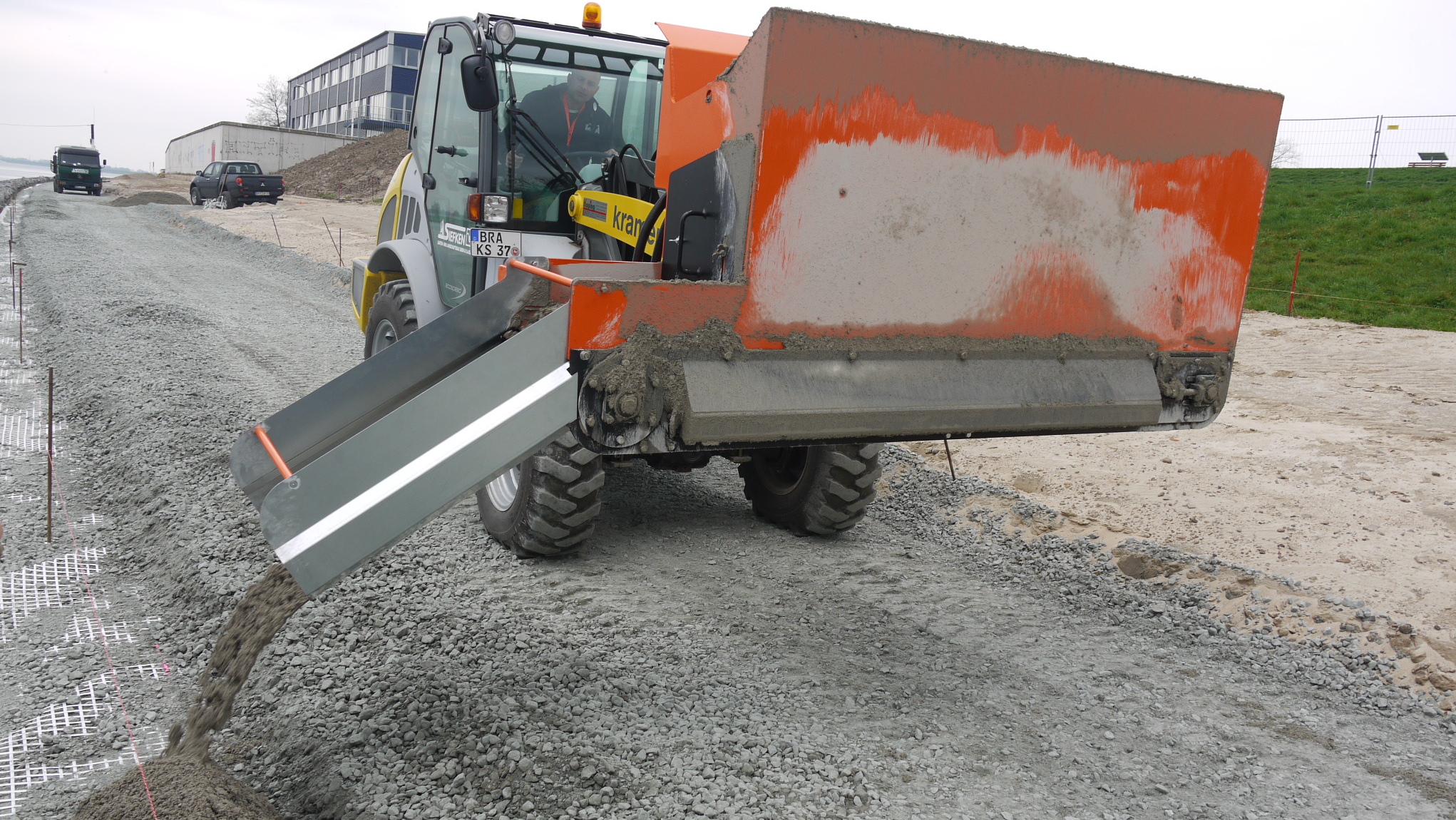 Optimas_Material_Verteil-Schaufel_Side_shoot_bucket_Finliner_2