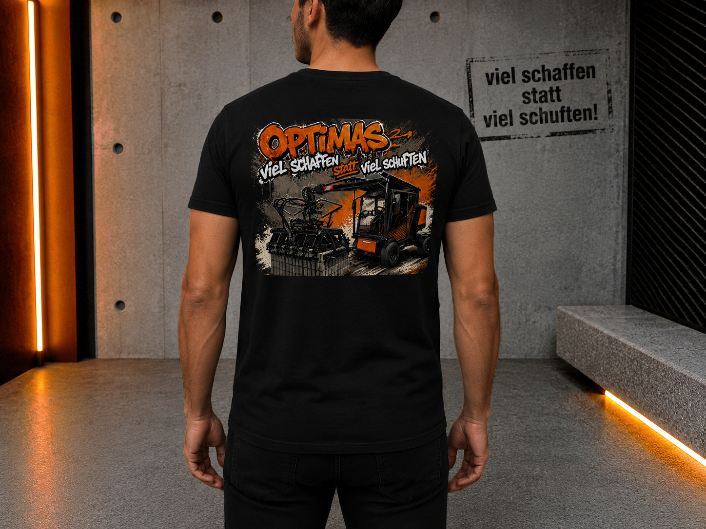 Eine Person trägt ein schwarzes T-Shirt mit einem farbenfrohen Grafikdesign auf der Rückseite – Optimas.