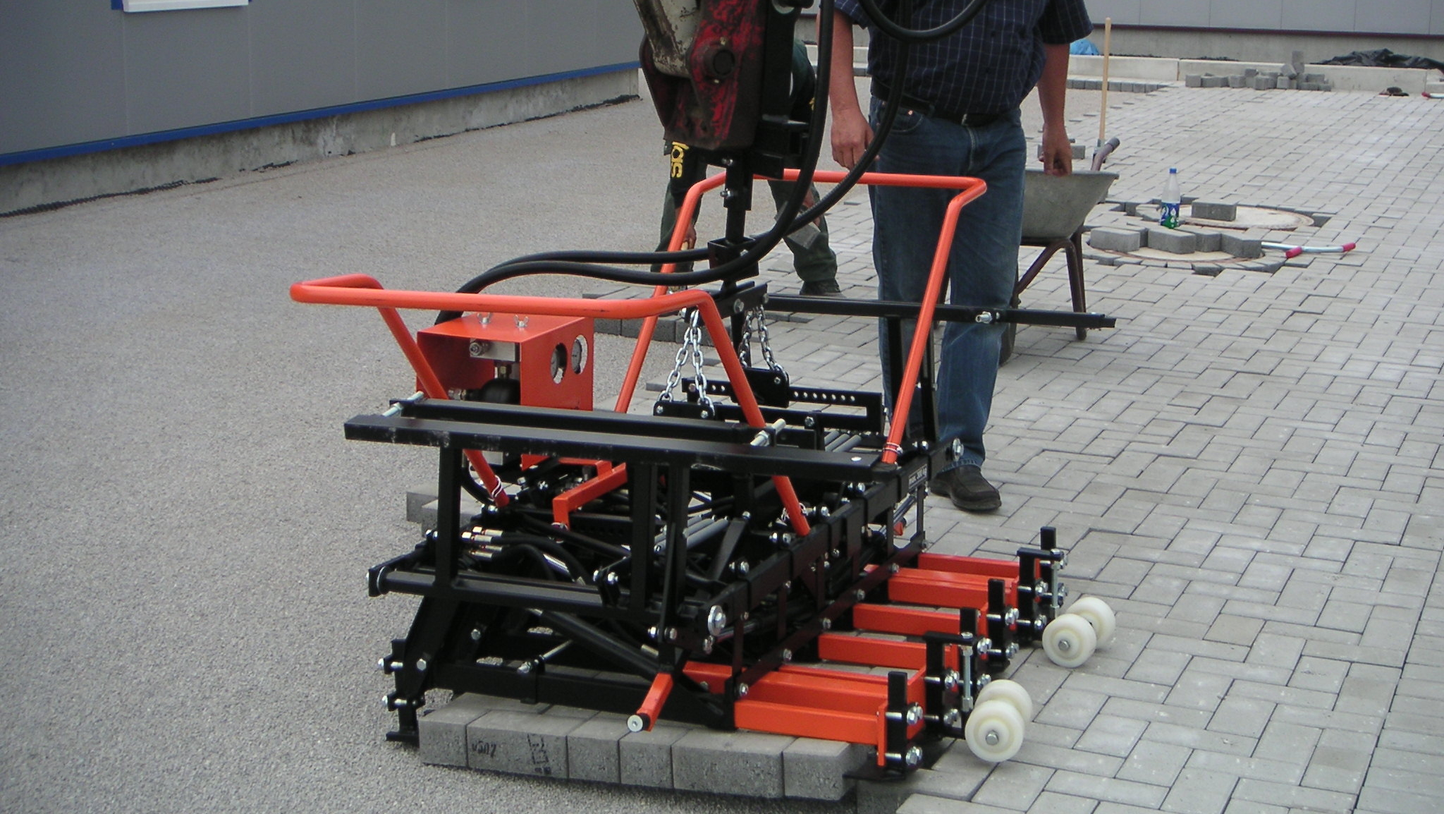 Optimas_Paver_Clamp_Multi6M_for_excavator-loader_5 Paver-Clamp Multi6 M for various carrier - one hydraulic circuits - laying down paving stones