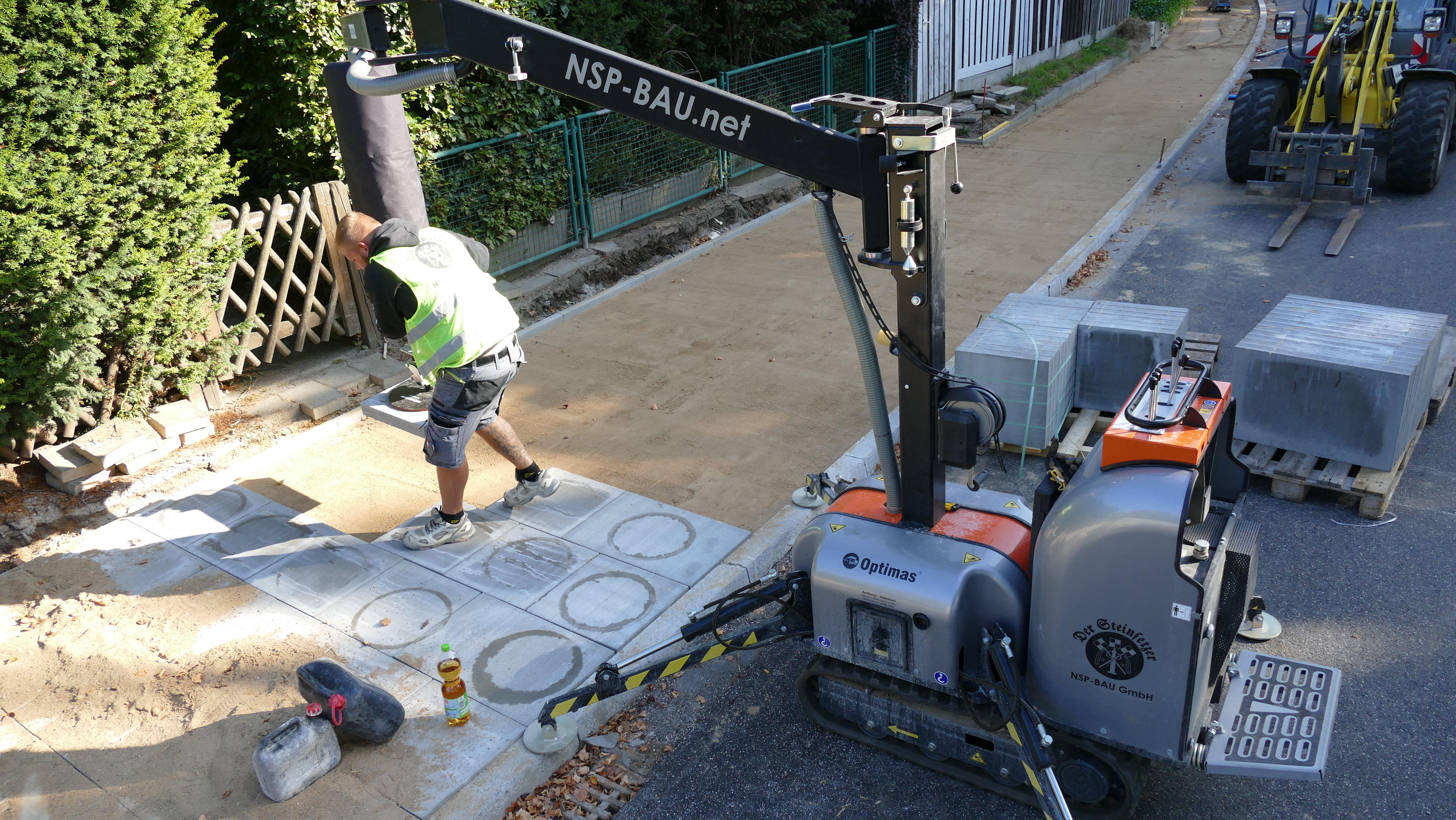 Optimas_Vacu_Mobil_Allrounder_2 Optimas Vacu-Mobil-Allrounder: placing paving slabs