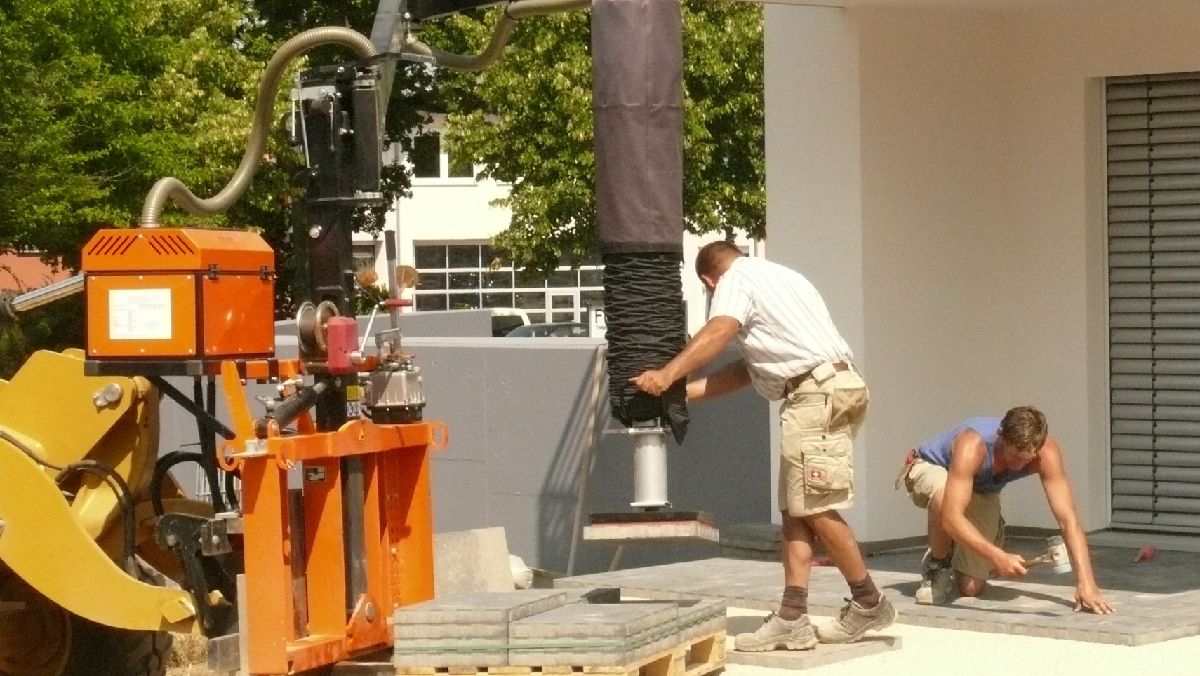 Optimas_Vacu_Lift_5 Placement simple et facile des dalles avec le Vacu-Lift d'Optimas.