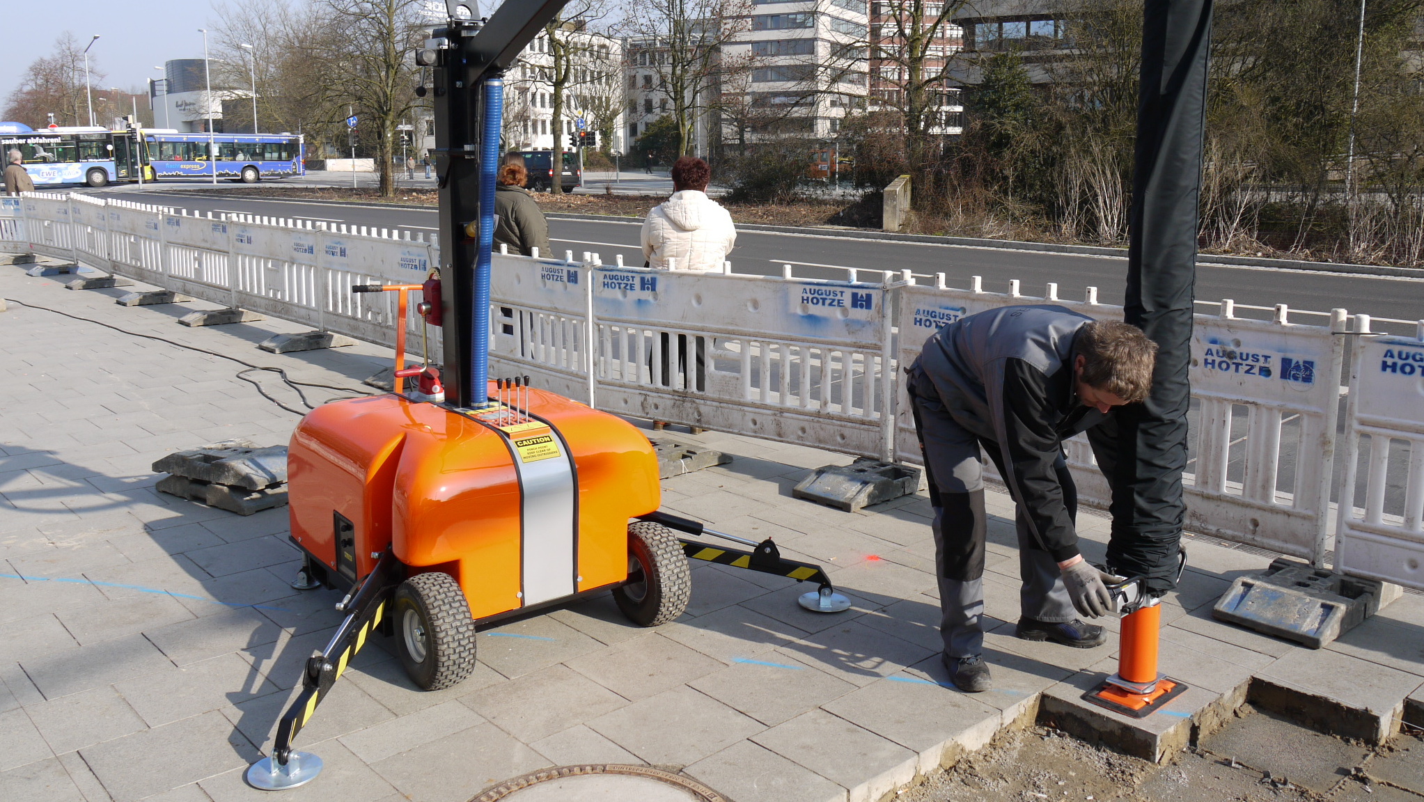 Optimas_Vacu_Mobil_E_5 Optimas Vacu-Mobil E: placing paving slabs