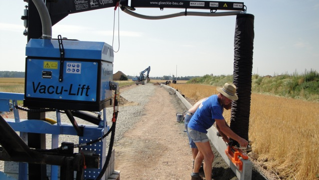 Optimas_Vacu_Lift_1 Construction de routes avec Optimas Vacu-Lift : mise en place facile des bordures.