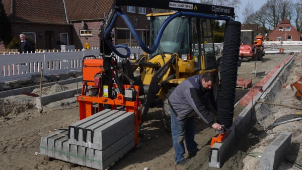 Working in conjunction with a wheel loader, the Optimas Vacu-Lift performs pallet transport and weightless, exact and economical paver laying for concrete and natural stone elements of up to 140 kg in weight, using the integrated vacuum hose lifting equipment.
